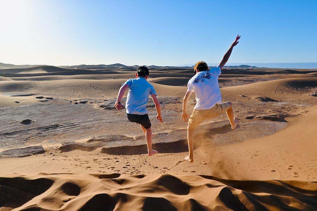 Ben und Flo haben Spaß in der Sahara