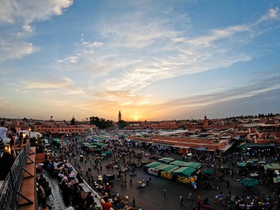 Der Djemaa el Fna bei Sonnenuntergang in Marokko
