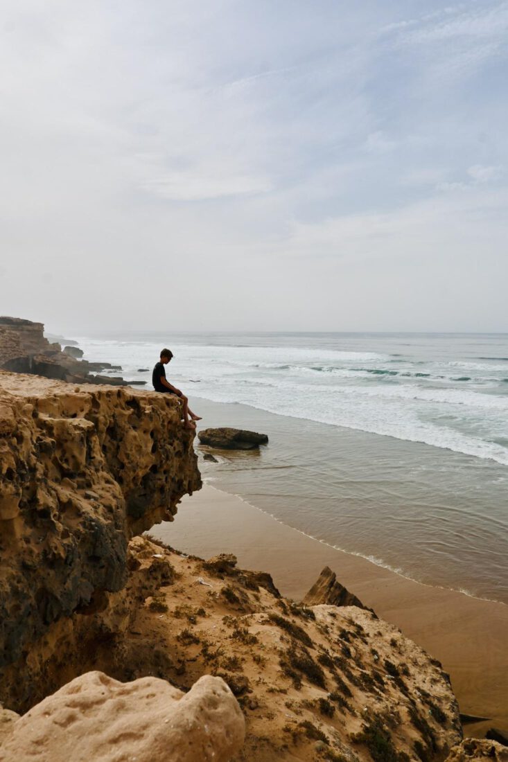 Flo auf dem Felsen am Atlantik