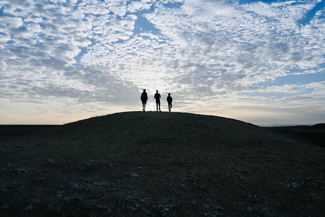Flo, Khalid und Ben laufen auf den Berg in Ait Ben Haddou