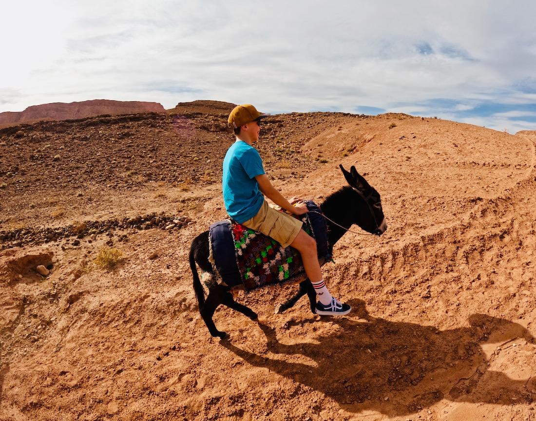 Flo reitet einen Esel in Marokko