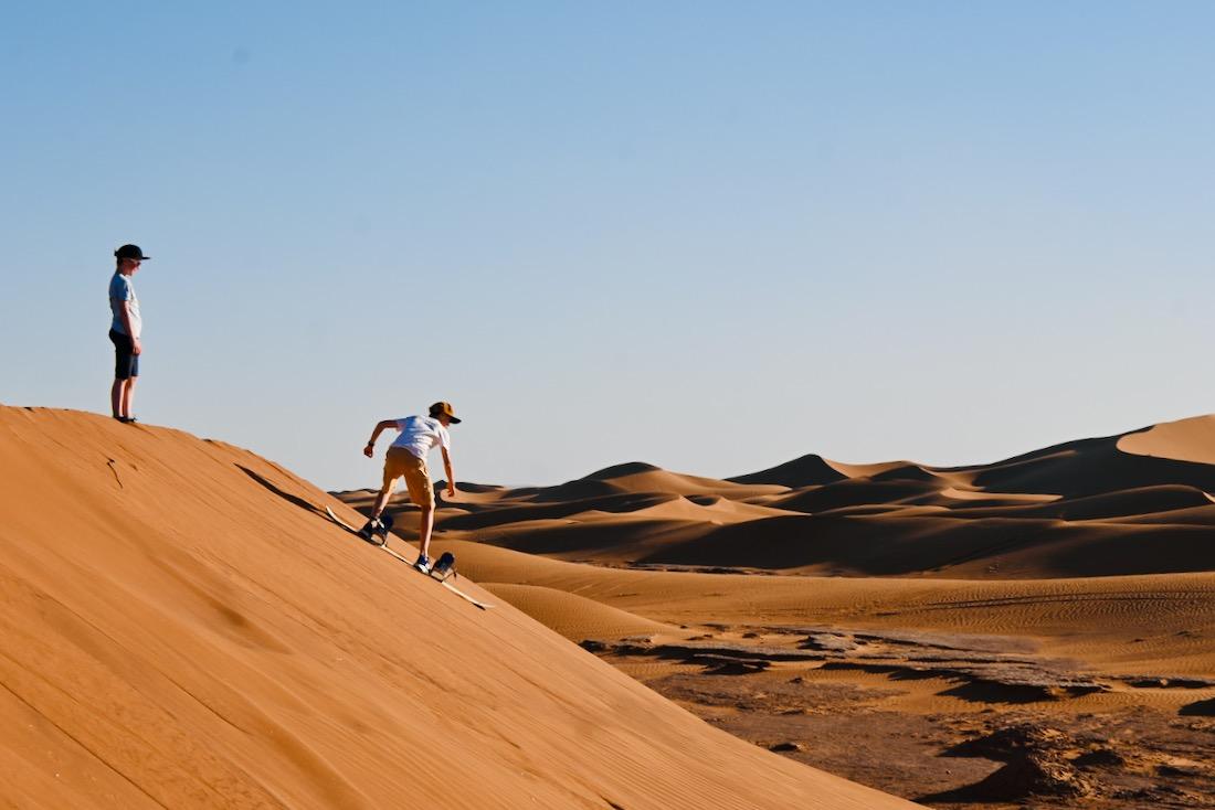 Flo und Ben beim Sandboarding in der Sahara