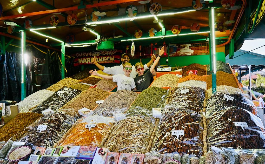 Flo und Ben im Dattelstand in Marrakesch