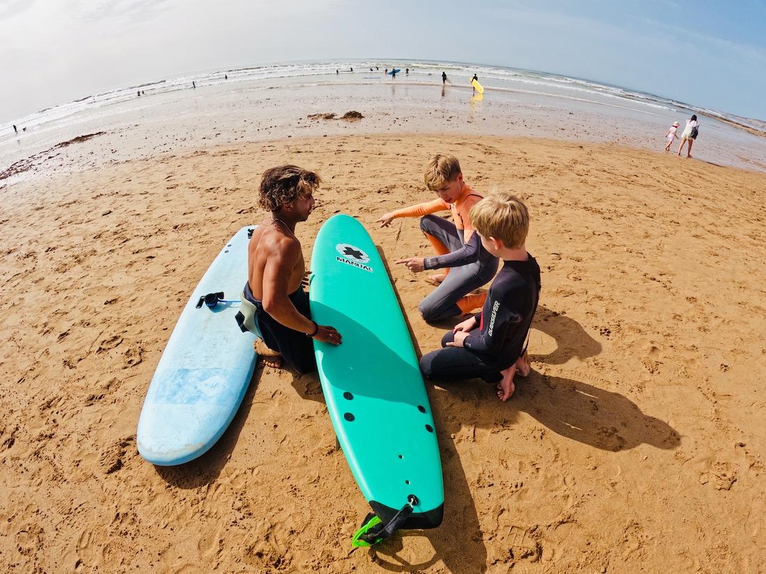 Flo und Ben mit Karim beim Surfkurs