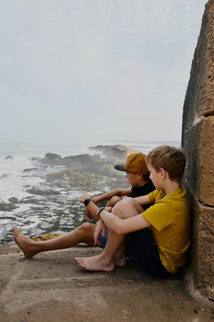 Flo und Ben schauen auf den Atlantik in Essaouira