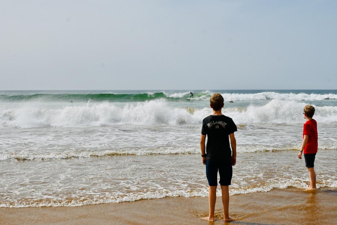 Flo und Ben staunen ueber die Surfer in Thagazout