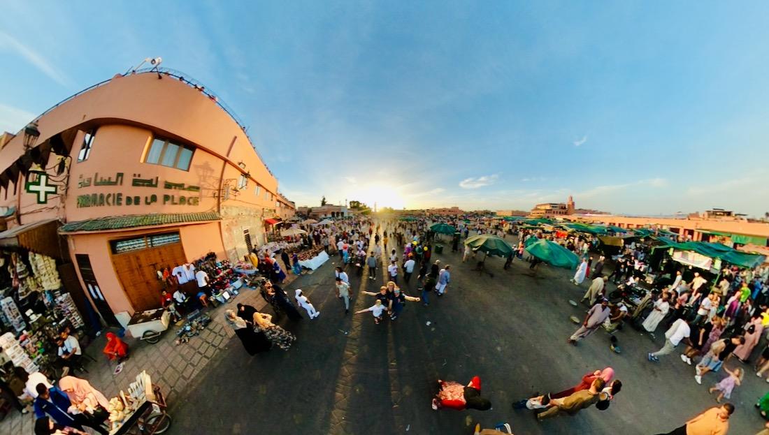 Fravely auf dem Djemaa El Fnaa in Marrakesch in Marokko
