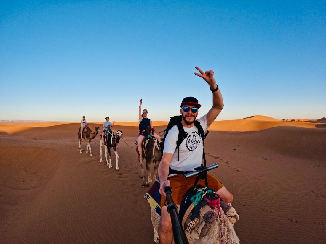 Fravely auf Dromedaren in der Sahara