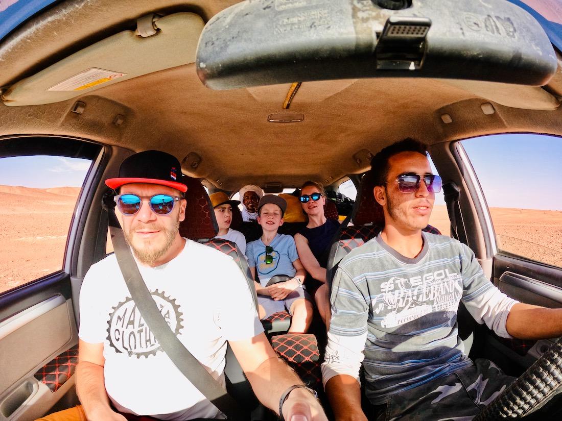 Fravely im Geländewagen auf dem weg in die Sahara