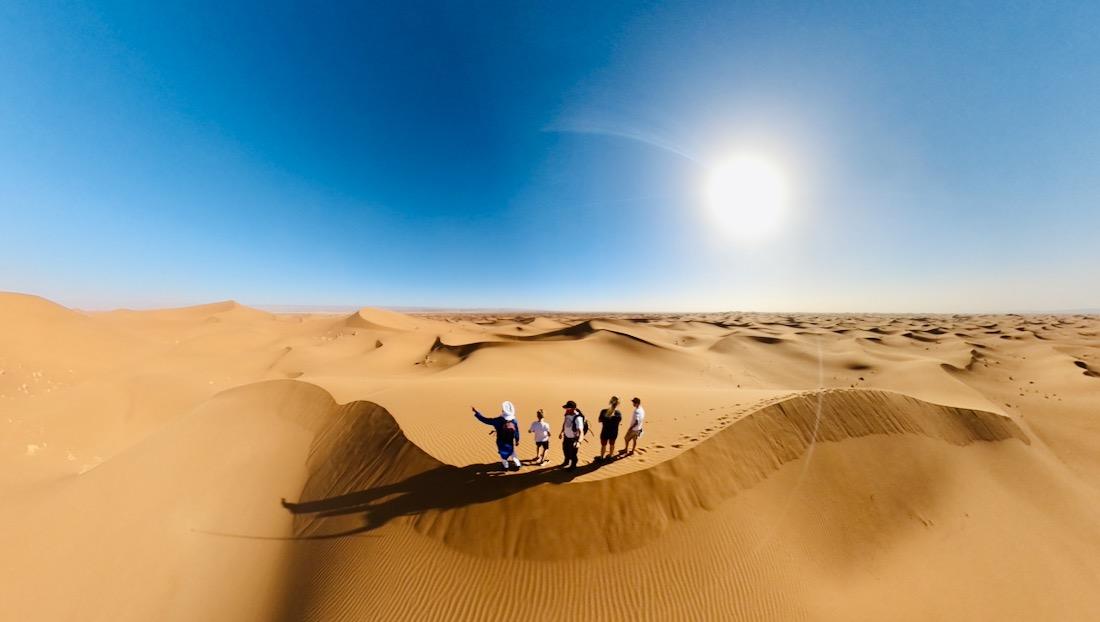 Fravely in der Sahara Wueste