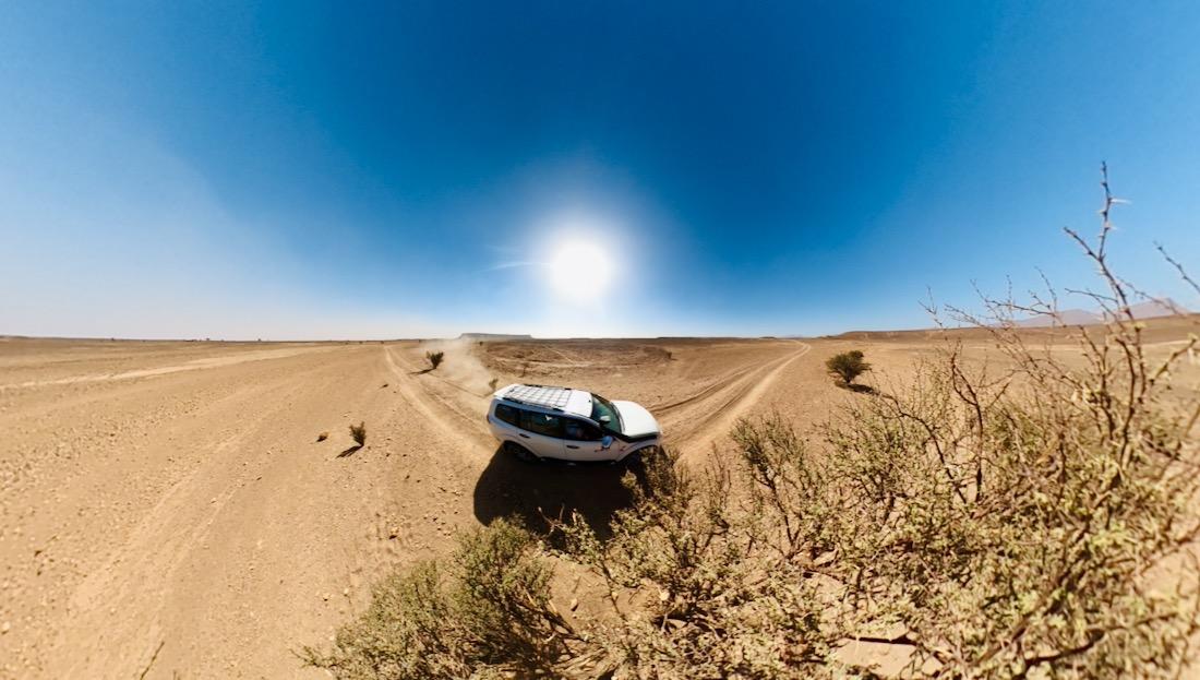 Fravely mit dem Gelaendewagen auf der Strecke der Rally Dakar