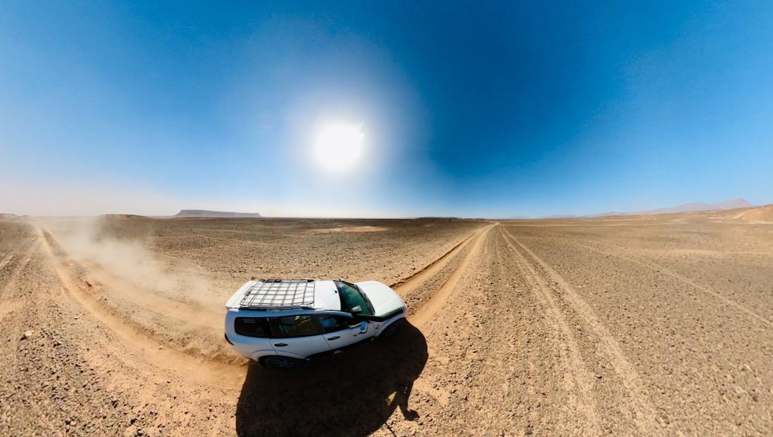 Fravely mit dem Gelaendewagen in der Steinwüste von Marokko