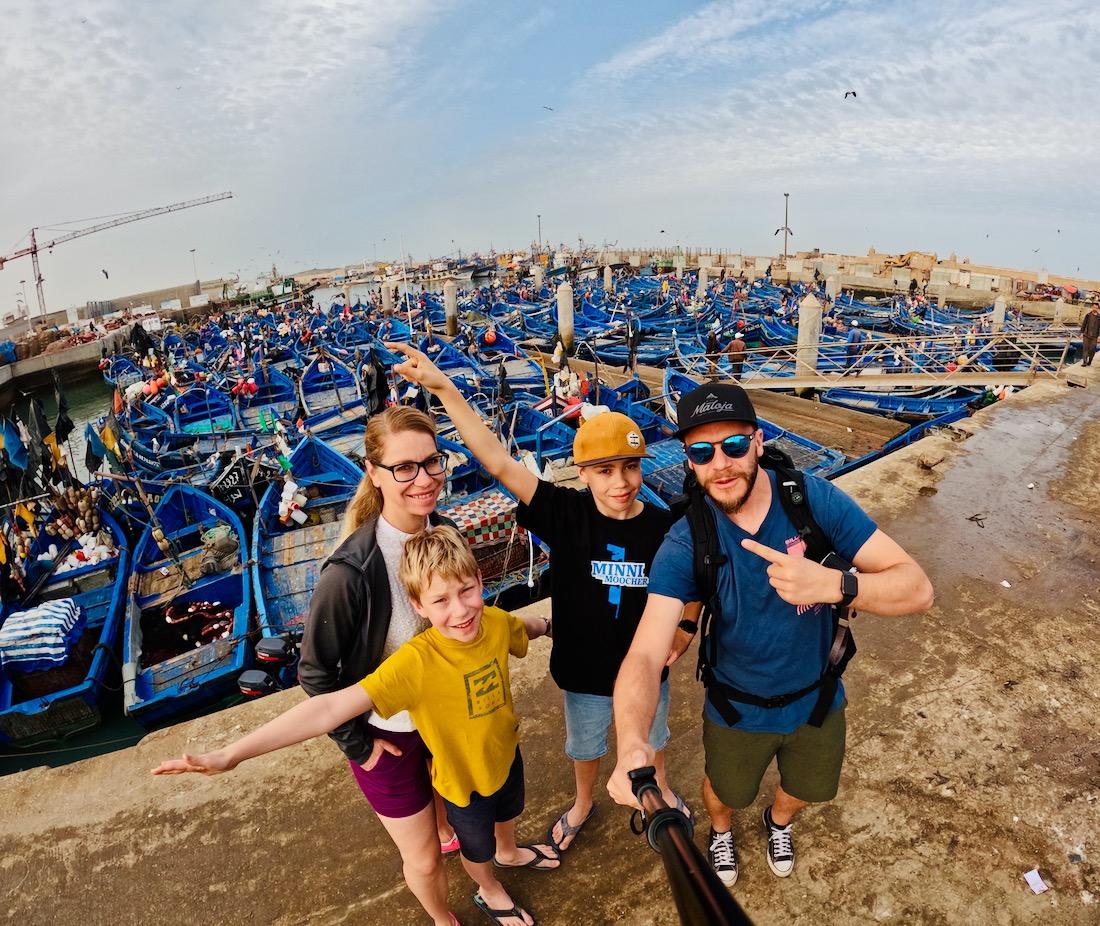 Fravely und die blauen Fischerboote in Essaouira