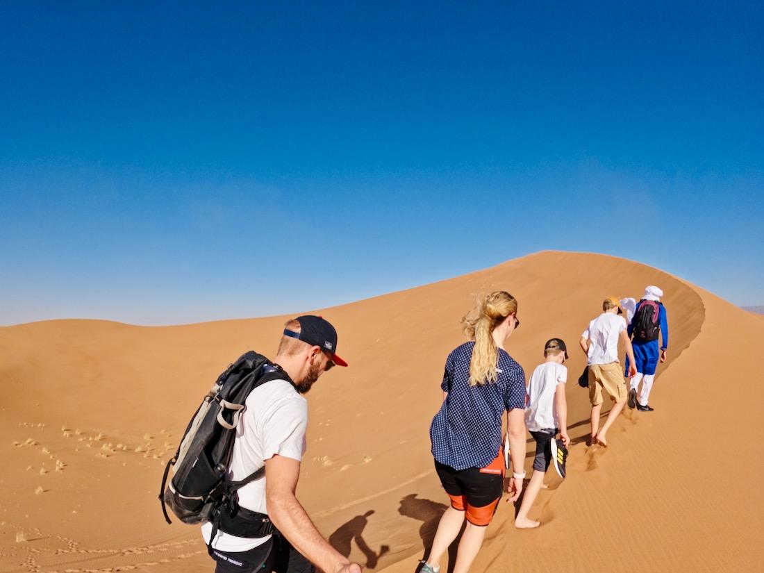 Fravely wandern durch die Sahara