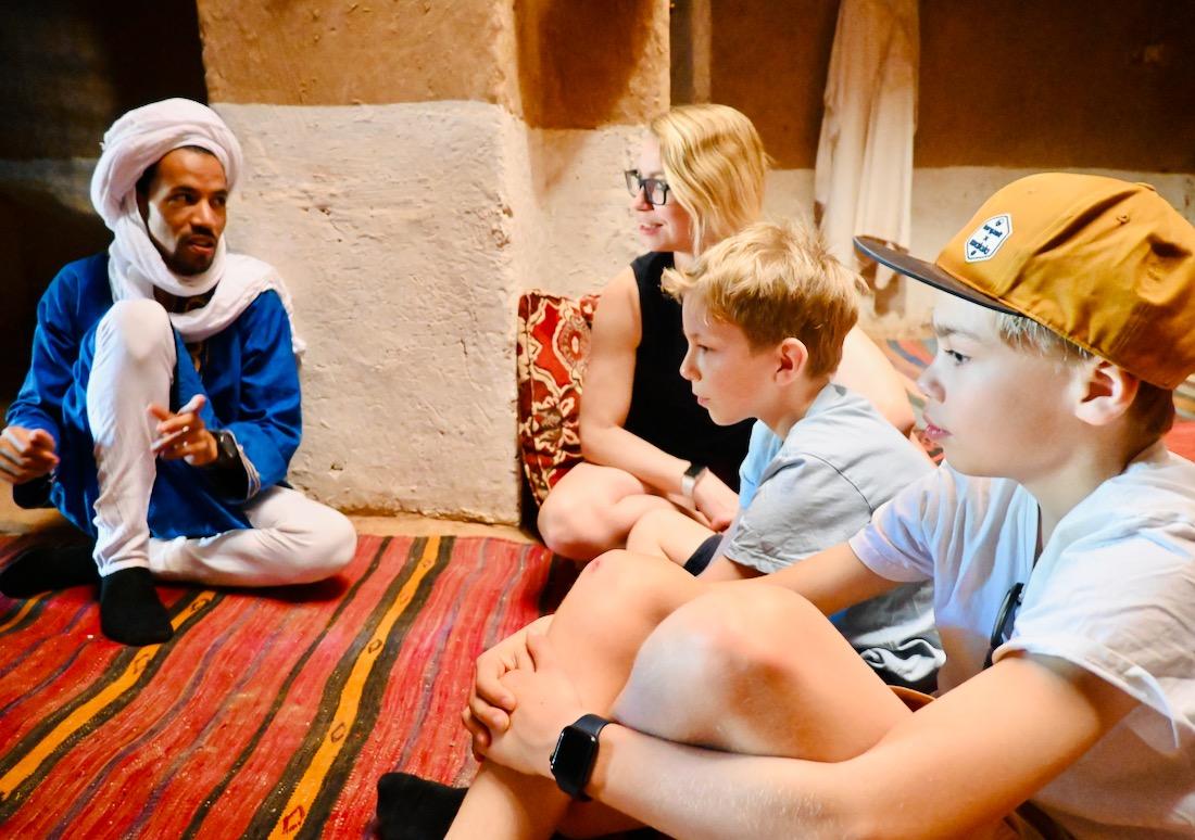 Khalid erklaert uns die Traditionen der Berber in Marokko