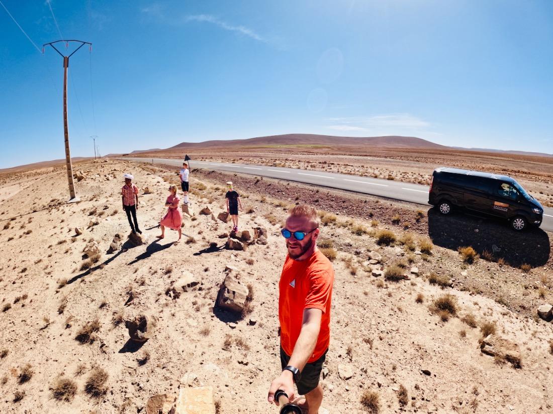 Kurze Pause am Strassenrand in Marokko