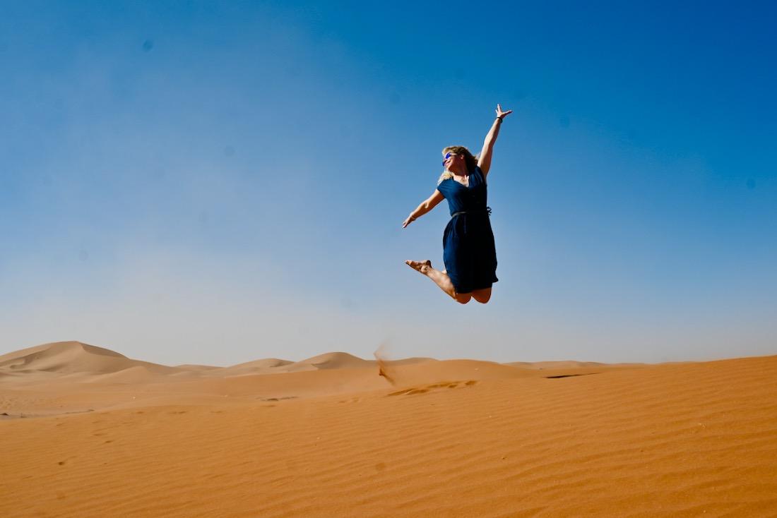 Melanie springt in der Sahara Wueste von Marokko