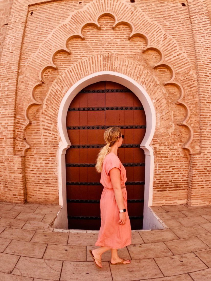 Melanie vor einer Tür in Marrakesch