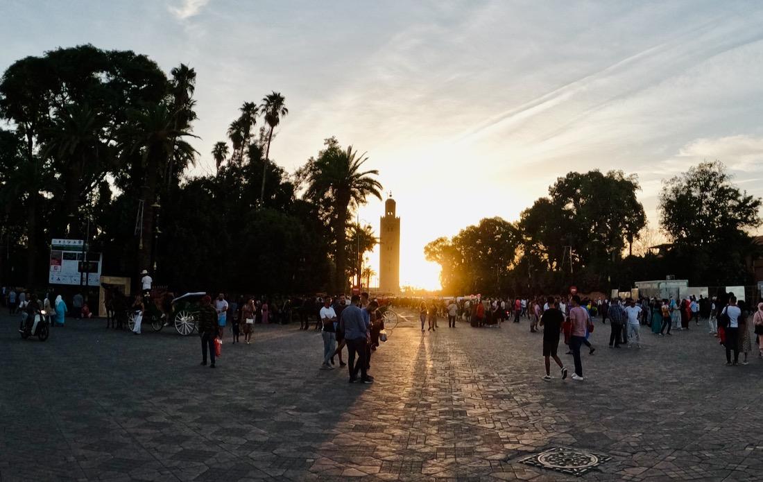 Sonnenuntergang am Djemaa el Fna in Marrakesch in Marokko