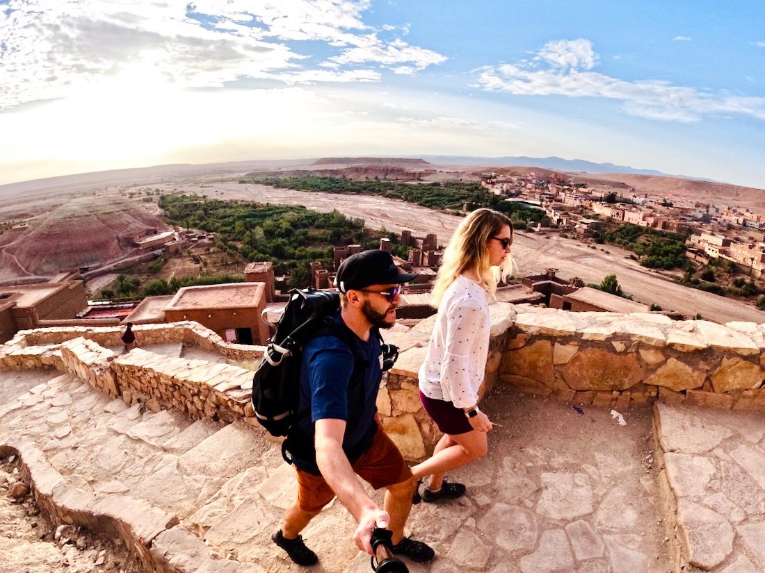 Thomas und Melanie steigen die-Treppe in Ait Ben Haddou hinauf