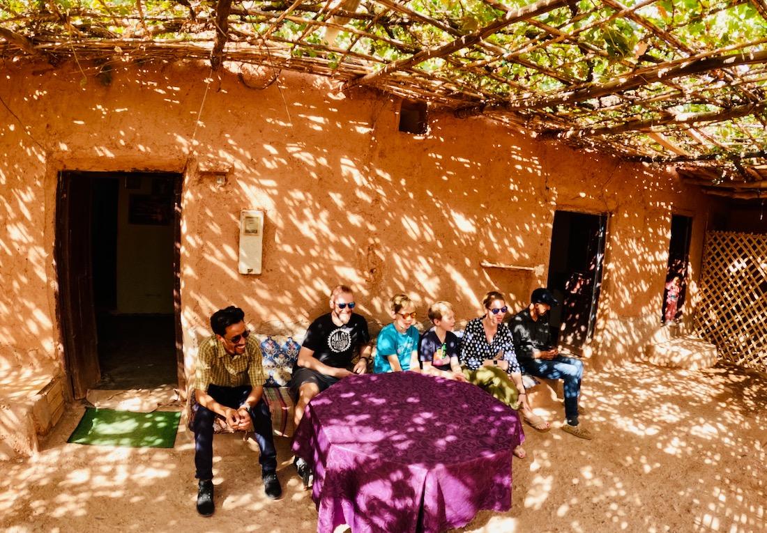 Vor dem Haus von Hischam