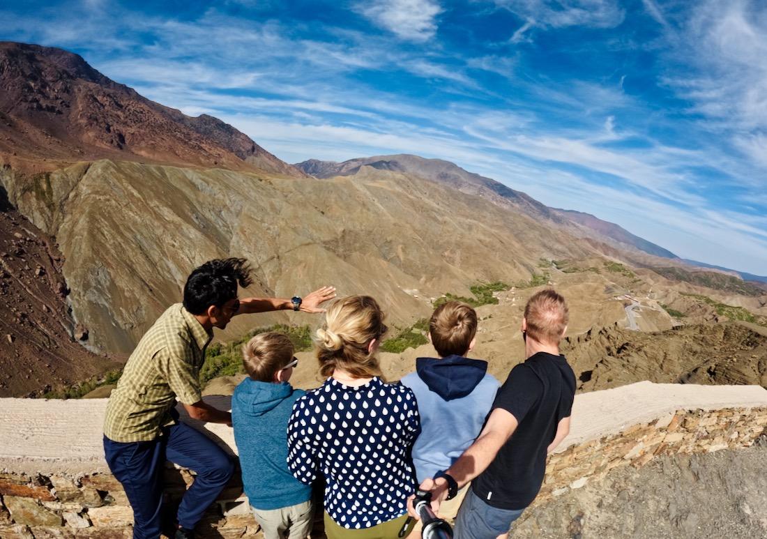 Wir blicken über das Atlasgebirge