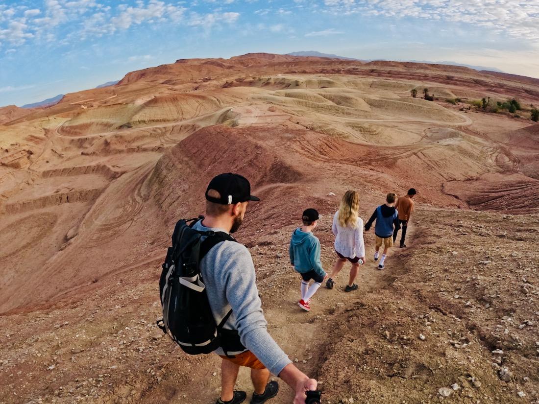 Wir laufen in Ait Ben Haddou den Berg hinab in Marokko