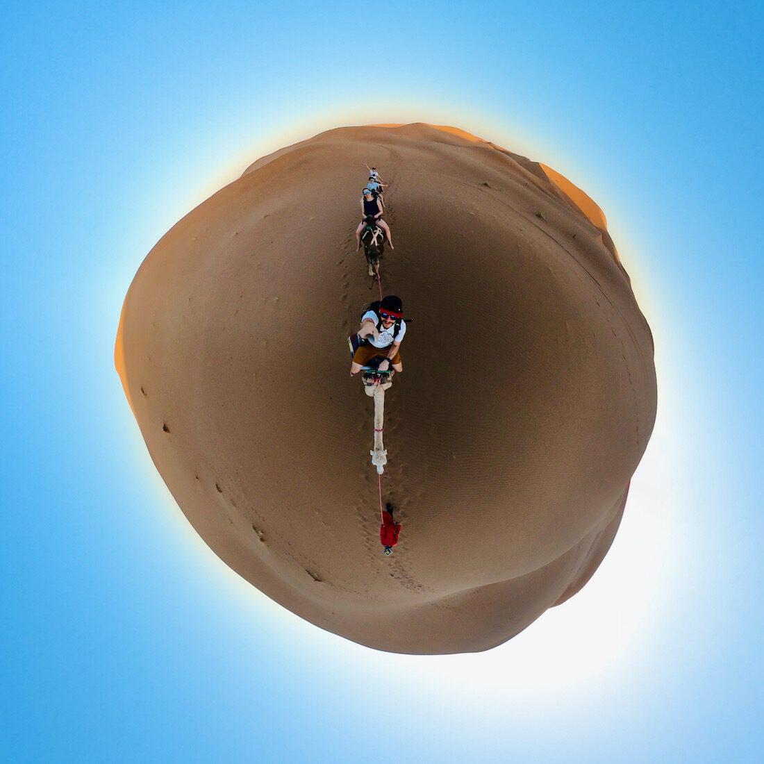 360 Grad Foto auf den Dromedaren durch die Sahara Wüste