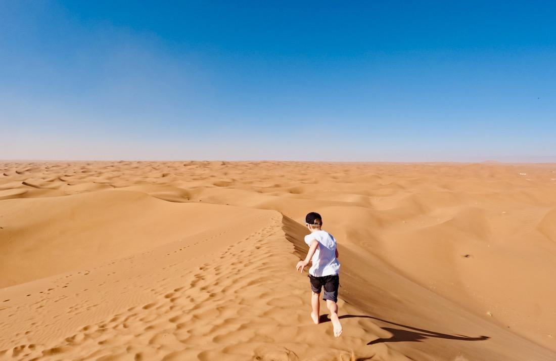 Ben rennt die Düne in der Sahara hinab