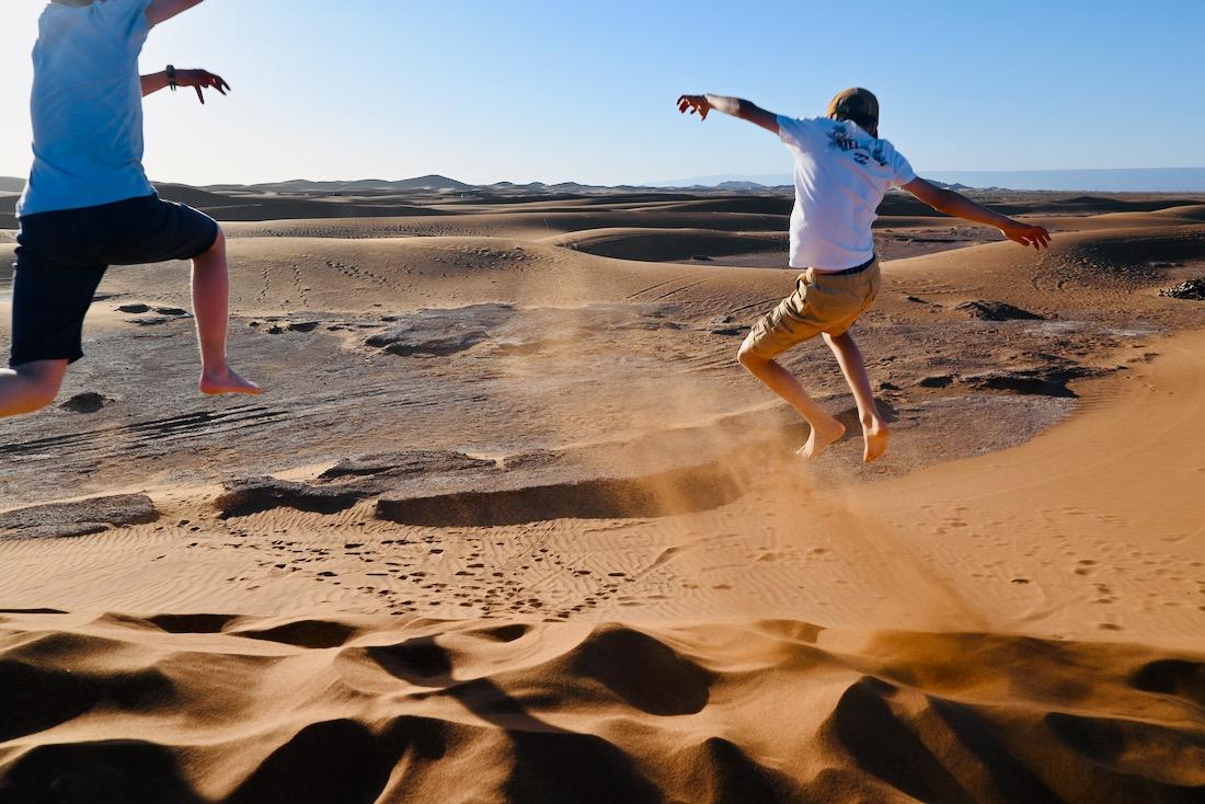 Ben und Flo springen über die Düne