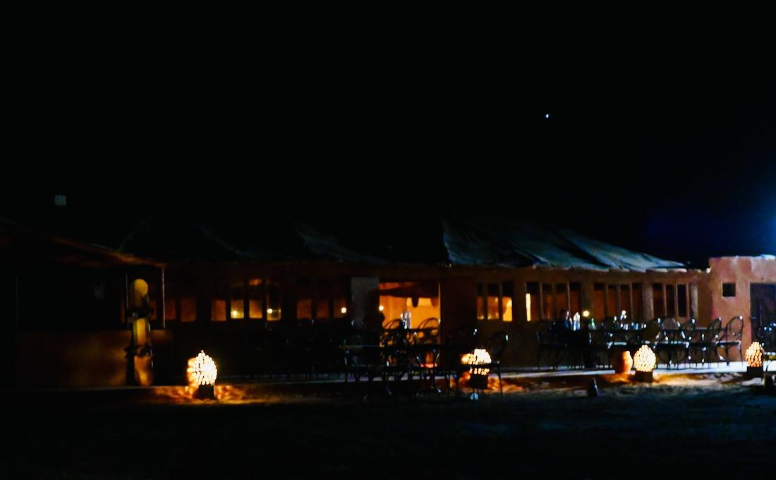 Das Aladdin Desert Camp in der Sahara bei Nacht