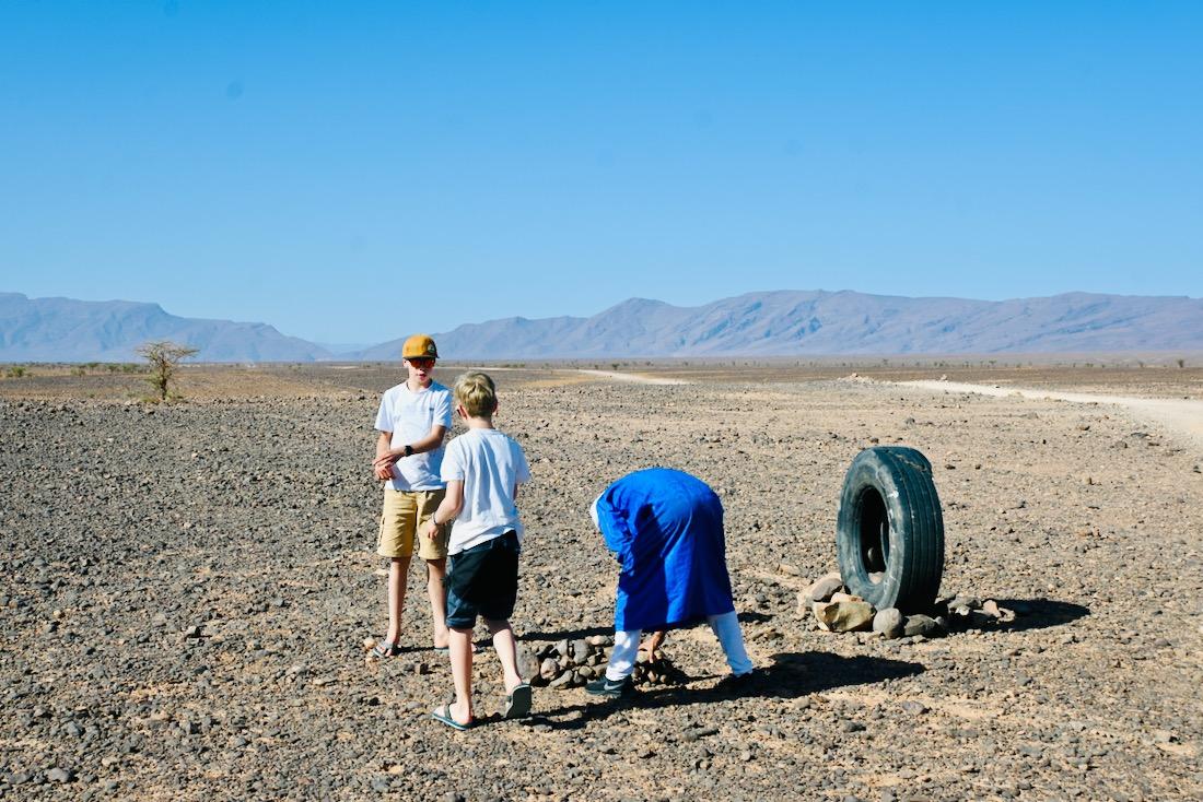 Die Jungs bauen eine Sonnenuhr