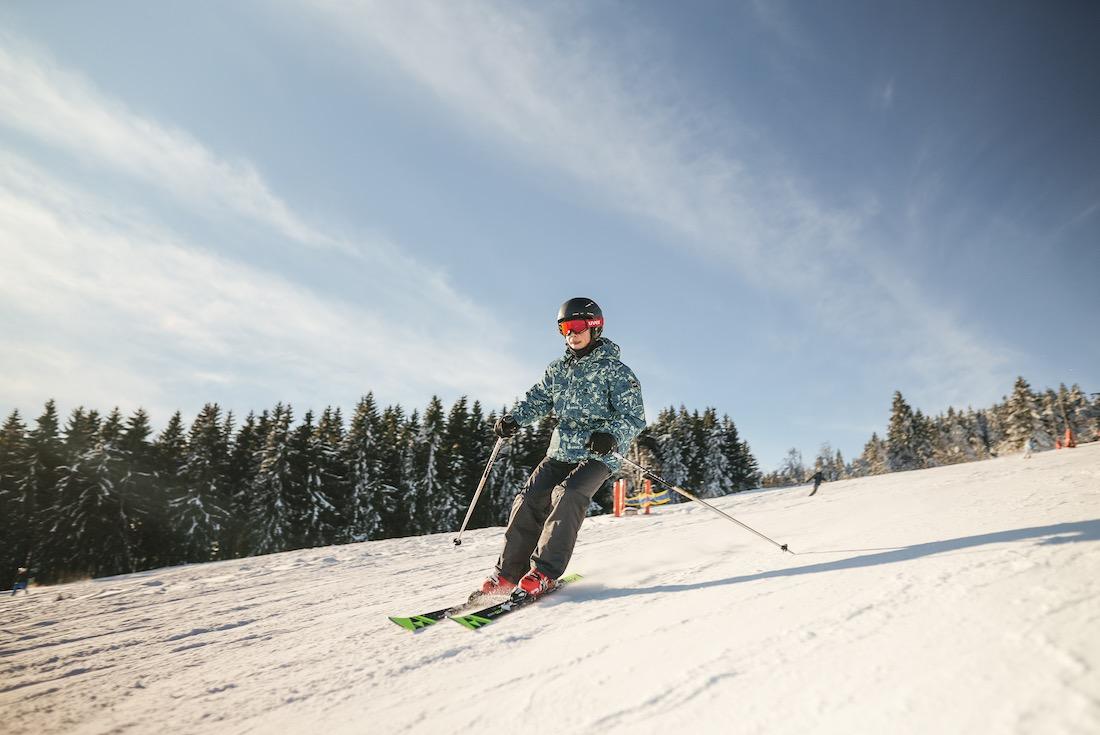 Flo fährt die Skipiste in Oberwiesenthal hinab