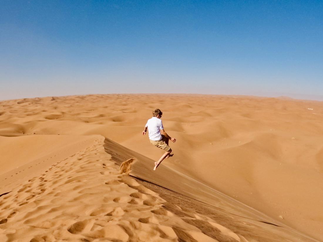Florian springt über die Düne in der Sahara