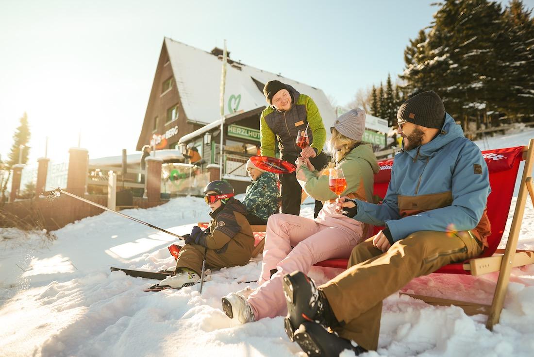 Fravely beim Prosecco am Haus am Berg zum Apres Ski