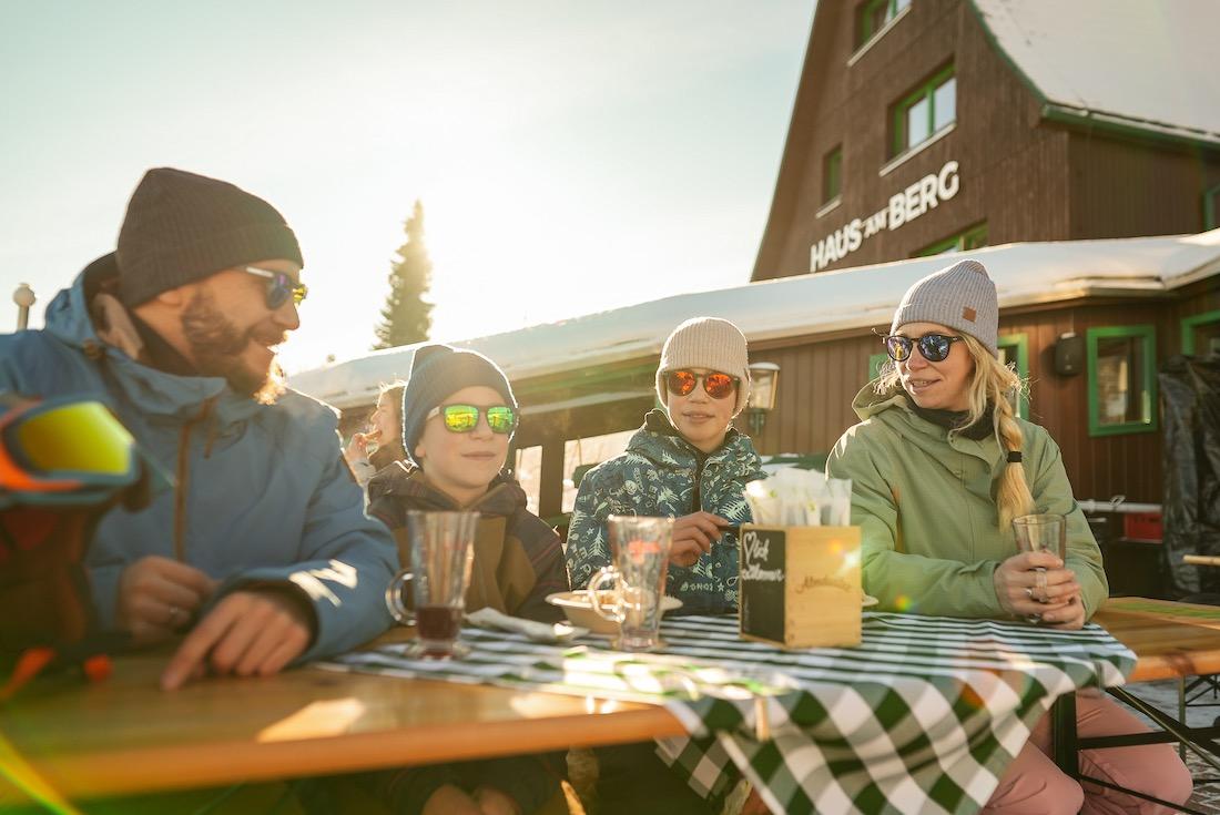 Fravely beim Snack auf der Sonnenterasse am Haus am Berg