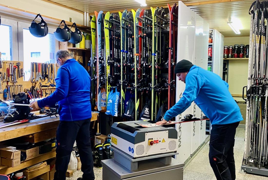 Im Sport Gahler in Oberwiesenthal werden die Ski für den Fichtelberg präperiert