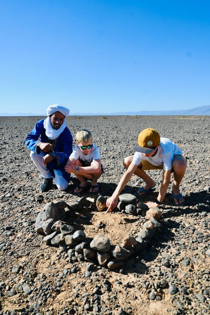 Khalid, Ben und Flo bauen eine Sonnenuhr