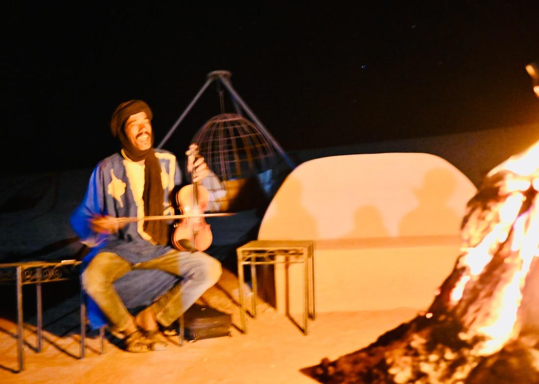 Marokkanische Lieder am Lagerfeuer in der Sahara