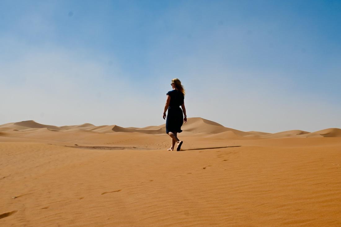 Melanie läuft durch den Sahara Sand
