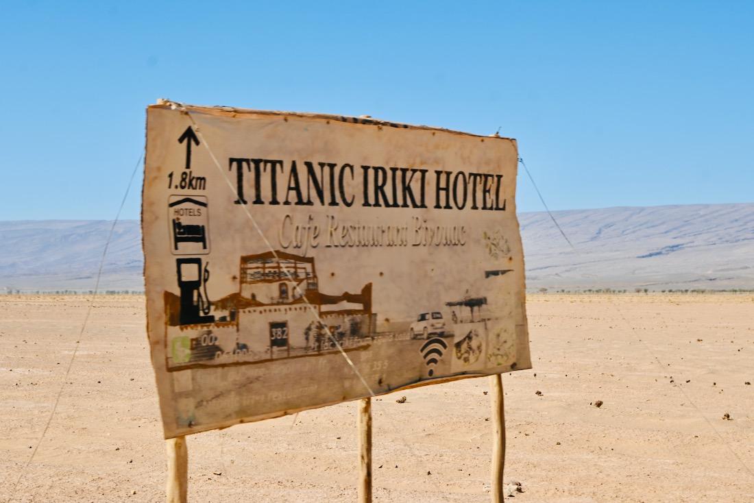 Schild Titanic Iriki Hotel