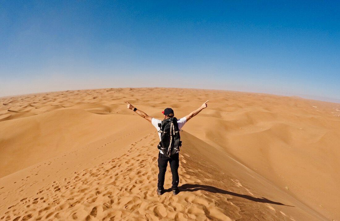 Thomas mit dem Ortlieb Atrack in der Sahara Wüste