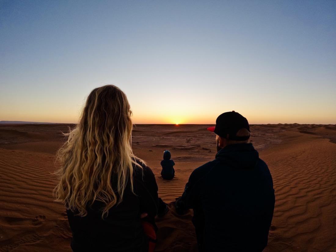 Wir schauen in den Sonnenaufgang