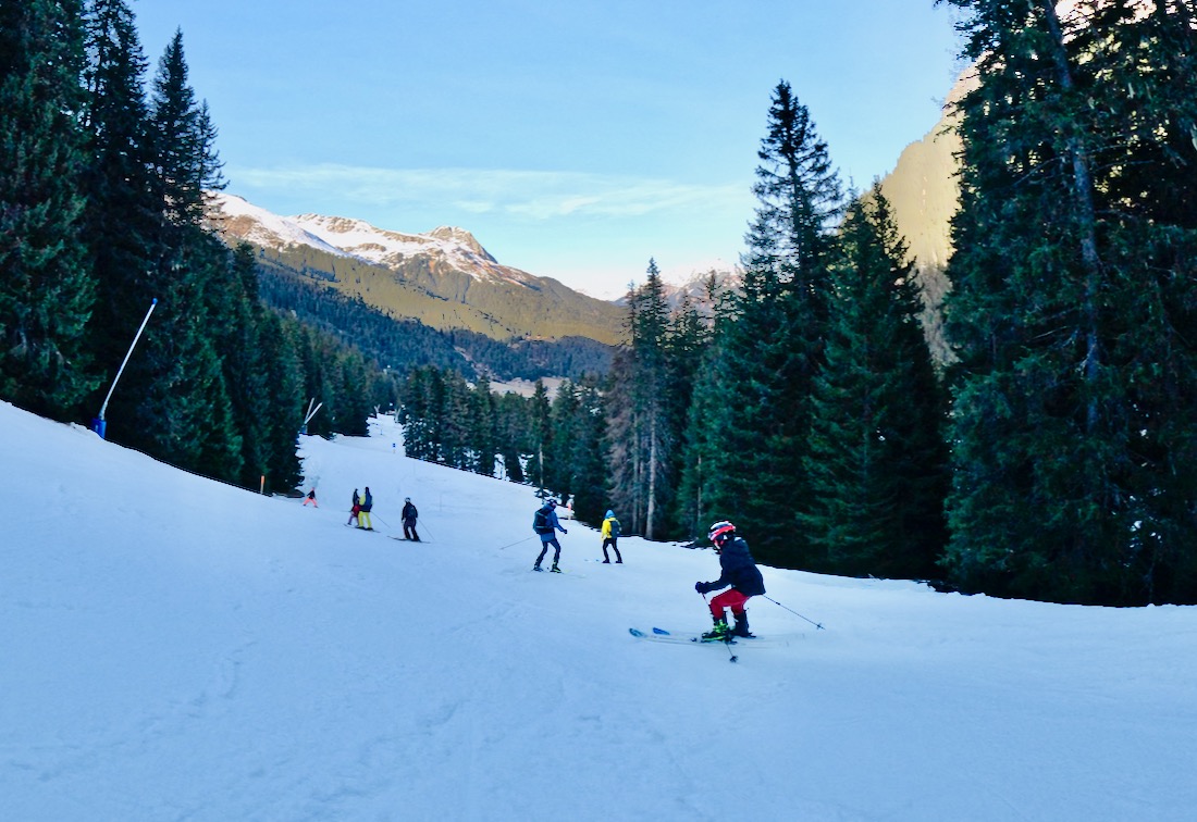 Auf der Skipiste in Gargellen die Skitour hinab ins Tal