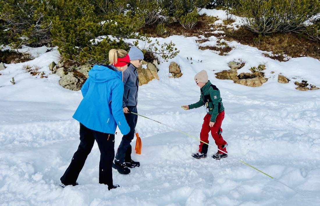 Auf der Suche nach dem Lawinensuchegrät Pieps im Schnee