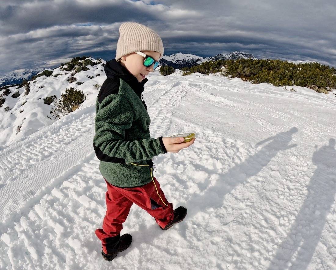 Ben mit dem Lawinensuchgerät auf Suche