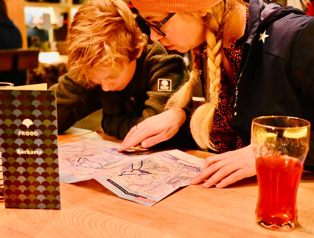 Ben und Melanie schauen auf die Skikarte im Brandner Tal