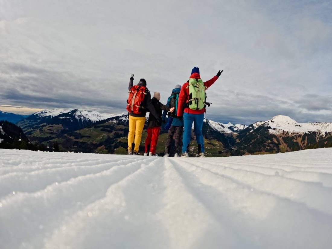 Bergab auf der Skipiste bei der Genusswanderung