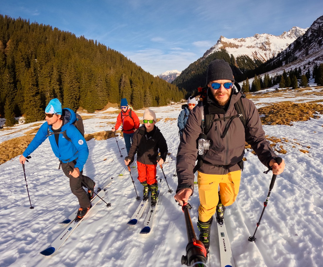 Bergführer Martin Marinac und Fravely bei einer Skitour im Montafon