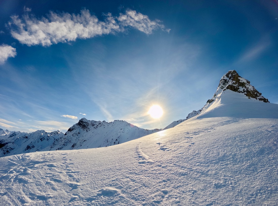 Die Sonne Strahlt über dem Silvretta Hochjoch Skigebiet